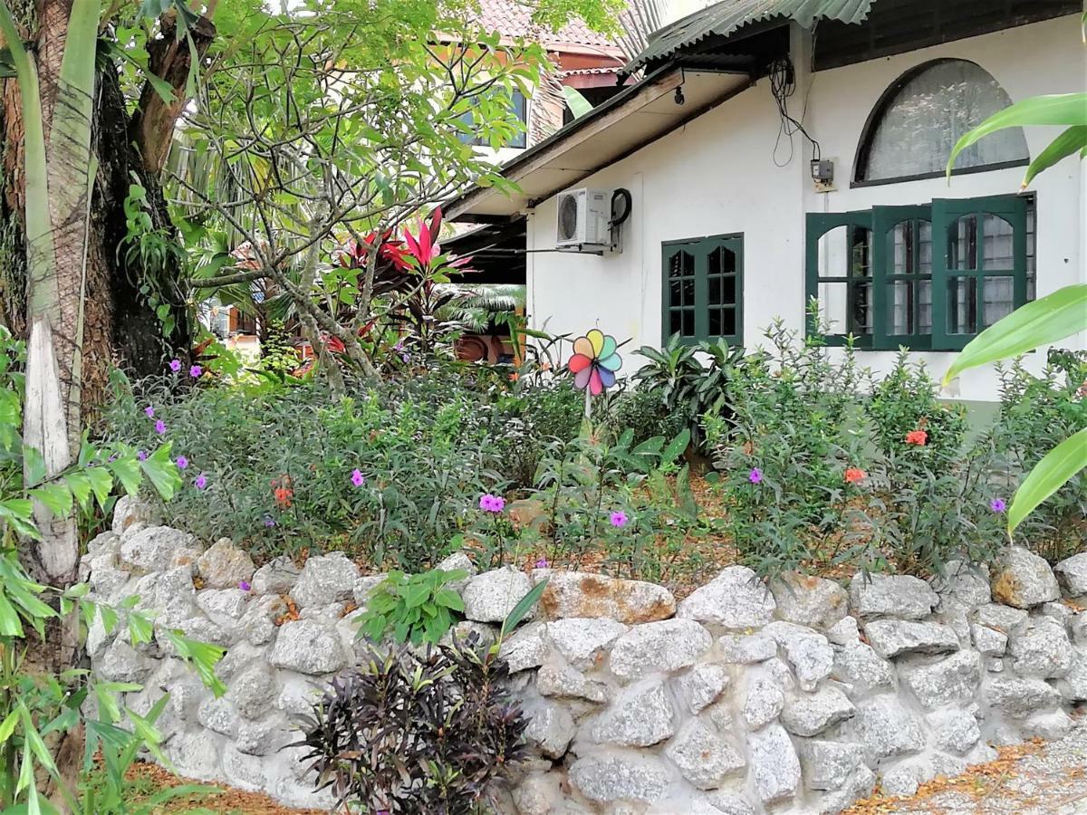 Sabandy House B&B Padang Mat Sirat Exteriör bild