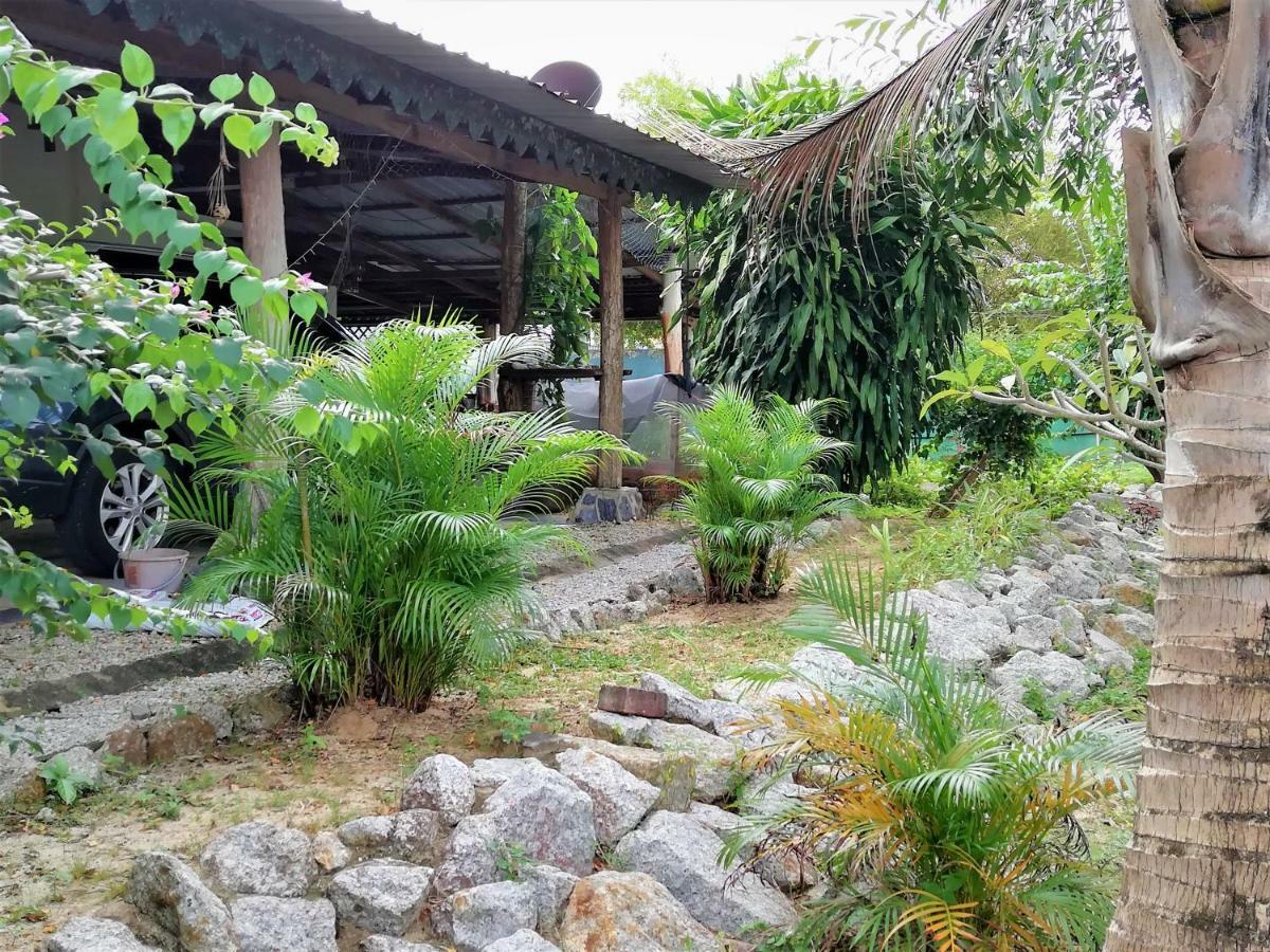 Sabandy House B&B Padang Mat Sirat Exteriör bild